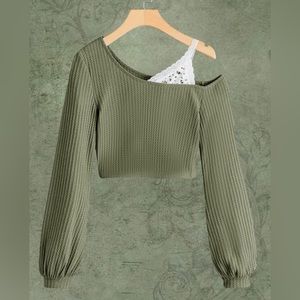 I bought this off another clothing website and it’s too small, selling it!